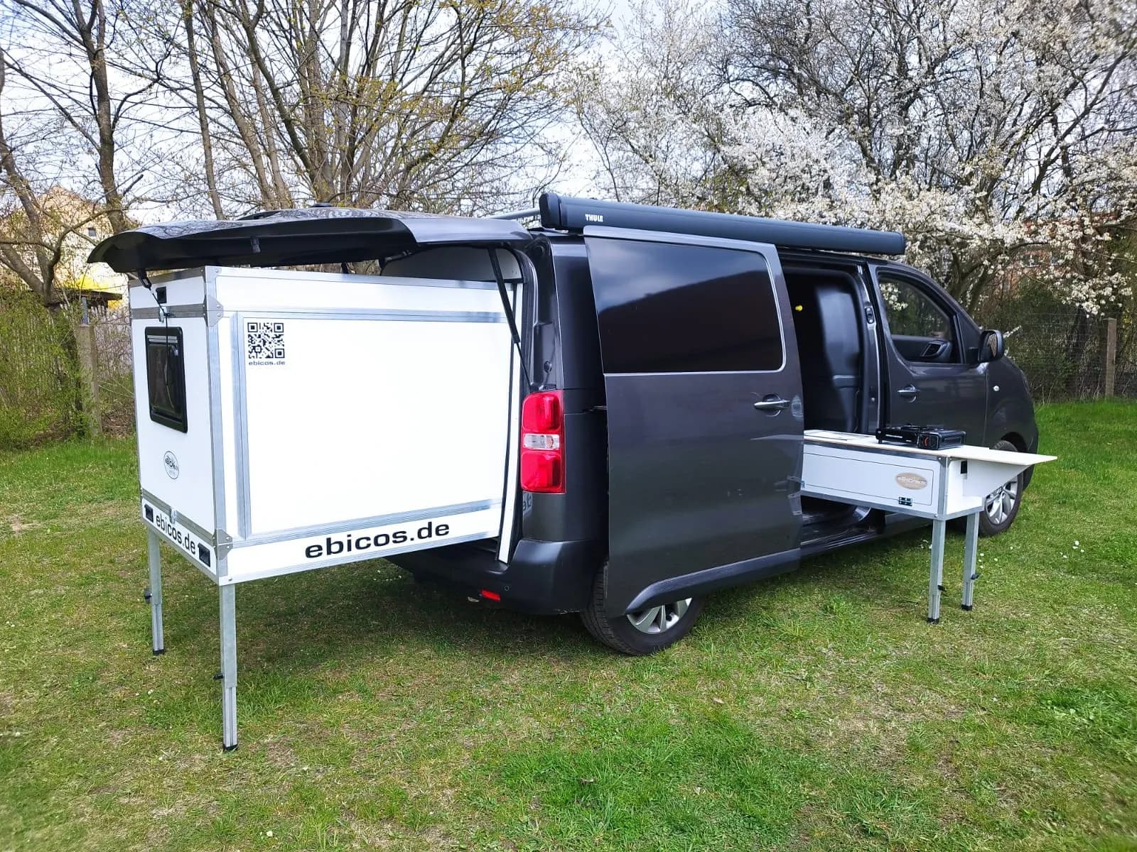 Peugeot Expert mit den Modulen „Happy Dreamer“ und „Happy Cook“ von ebicos.