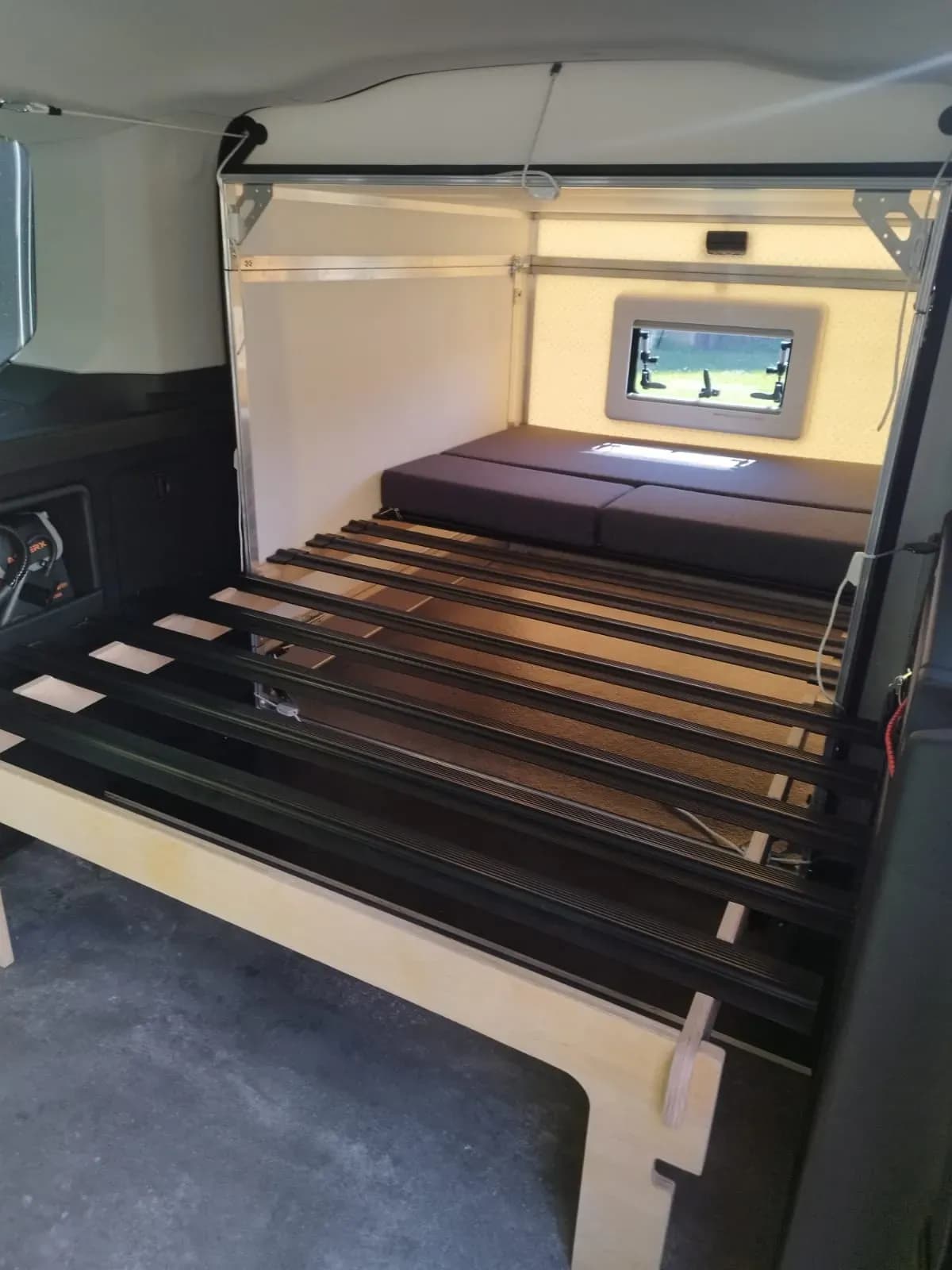 Campingbox mit Matratze und Lattenrost – Komfortabel schlafen im Van