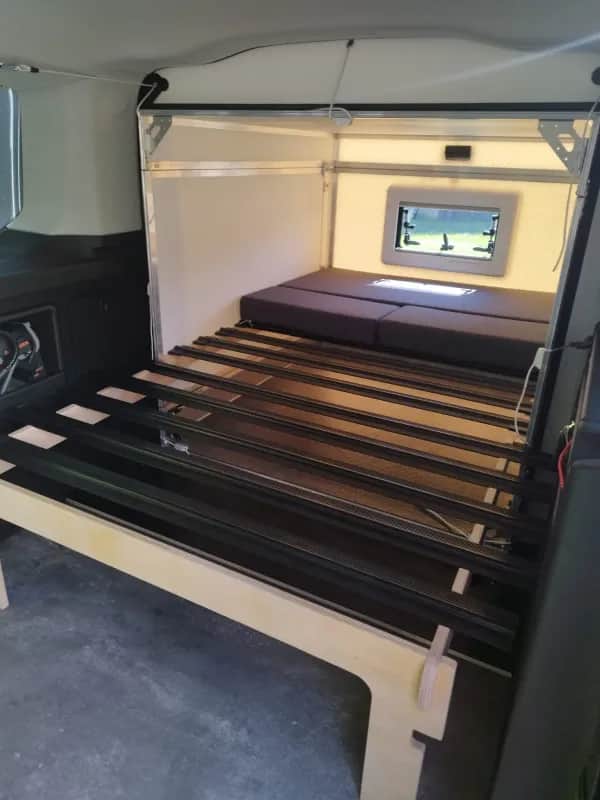 Campingbox mit Matratze und Lattenrost – Komfortabel schlafen im Van