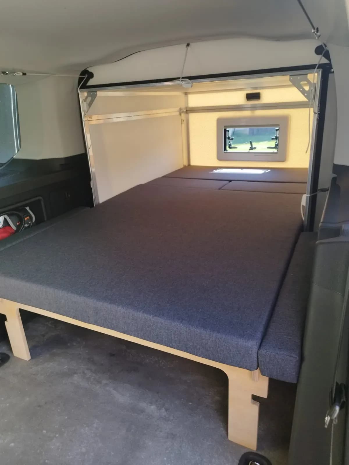 Campingbox mit Matratze und Lattenrost – Komfortabel schlafen im Van