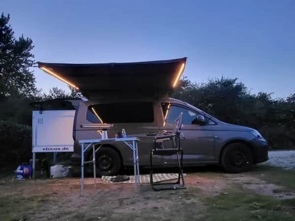 Kompakte Campingbox mit Küche und Schlafsystem für den Van