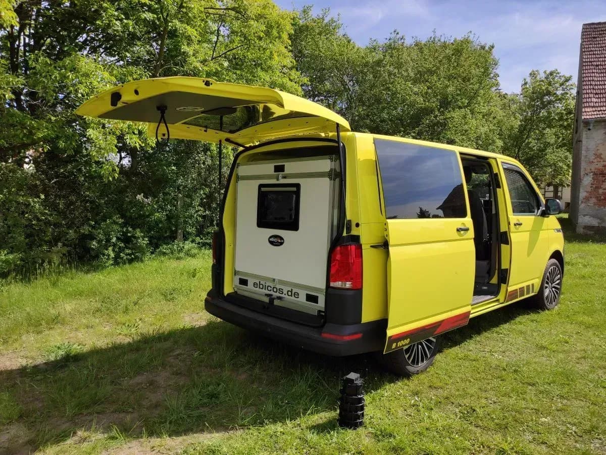 Wie baut man einen Transporter am schnellsten zum Camper?