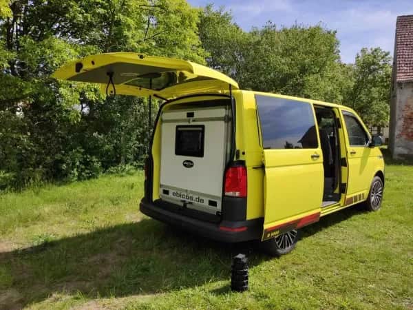 Wie baut man einen Transporter am schnellsten zum Camper?