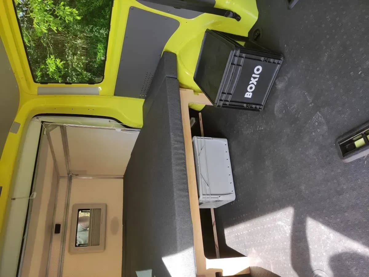 Wie baut man einen Transporter am schnellsten zum Camper?