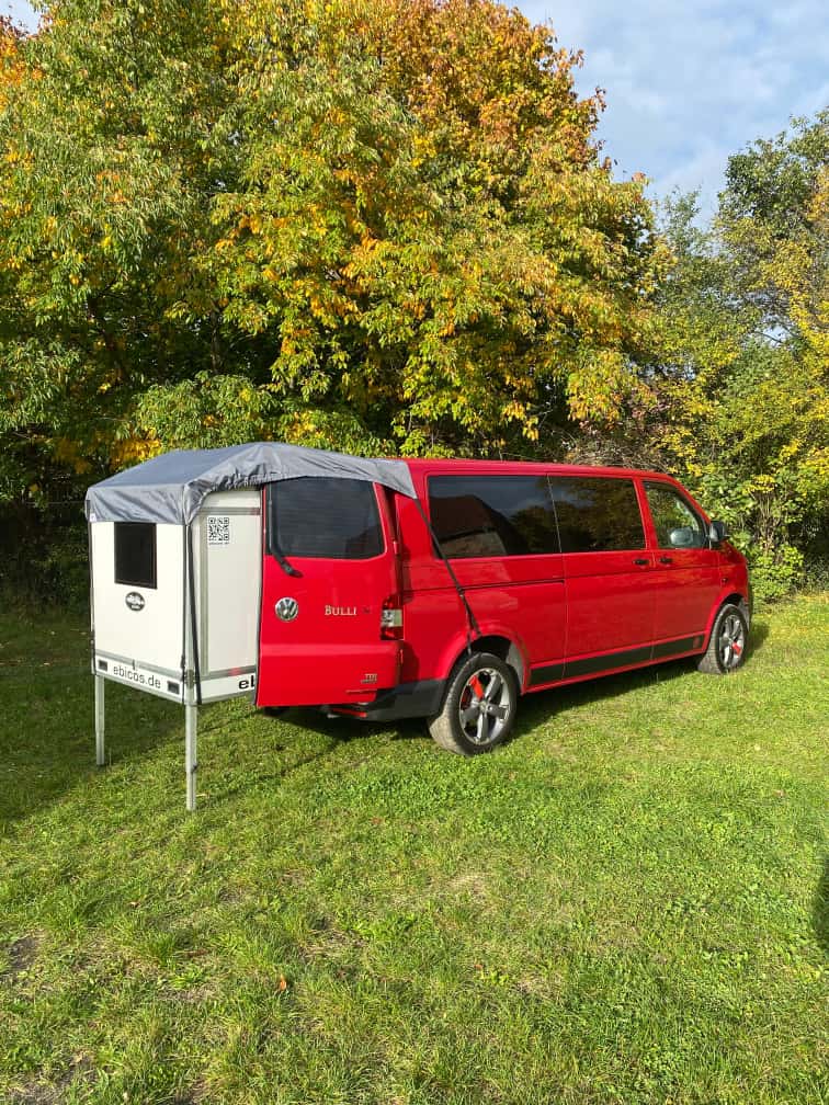 T5 Transporter mit Flügeltüren mit dem Happy Dreamer zum Camper
