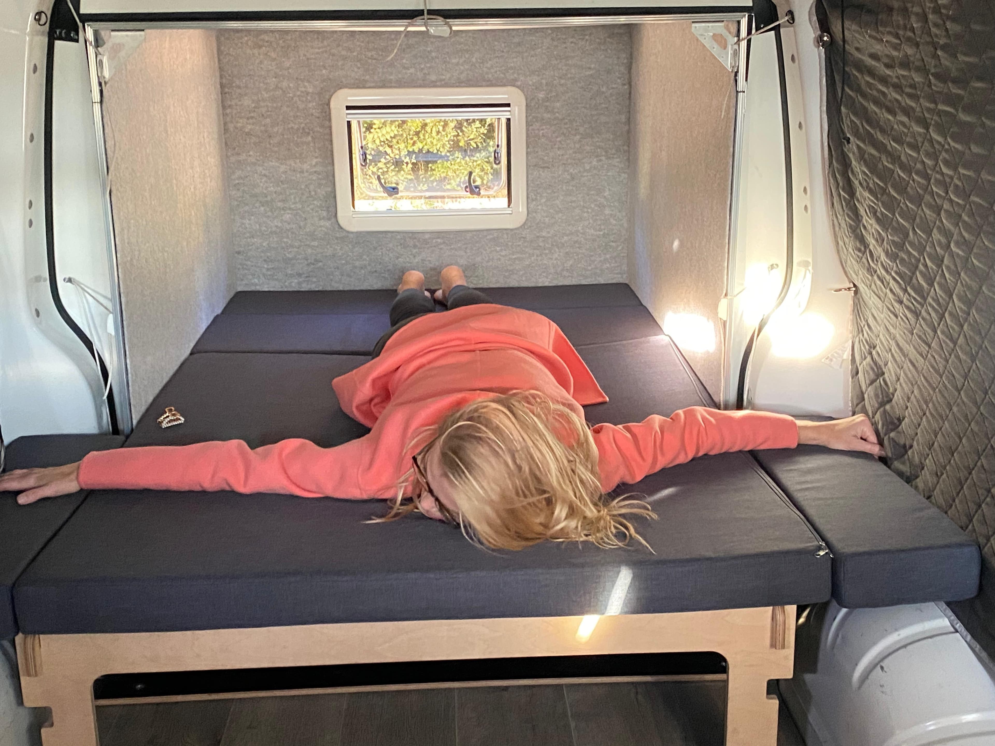 T5 Transporter mit Flügeltüren mit dem Happy Dreamer zum Camper