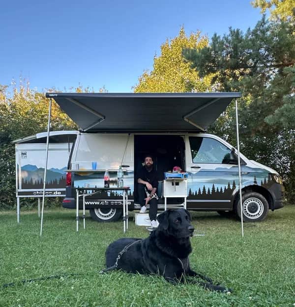 Camper sucht Frau – Ein Camper, zwei Herzen, ein Hund und die Neiße – die schönste Lovestory des Sommers.