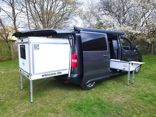 Peugeot Expert mit den Modulen „Happy Dreamer“ und „Happy Cook“ von ebicos.